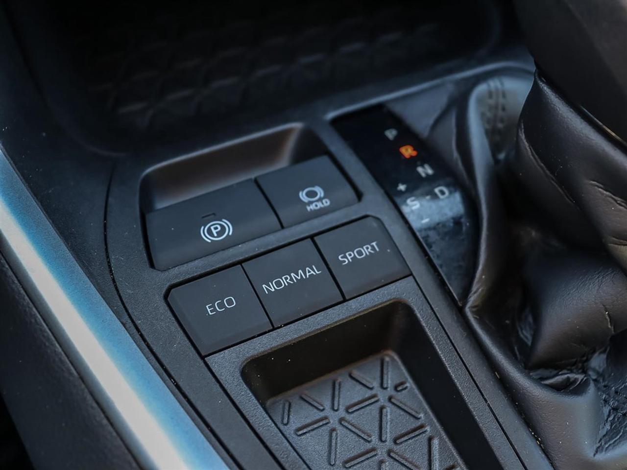 2020 Toyota RAV4 LE FWD Photo