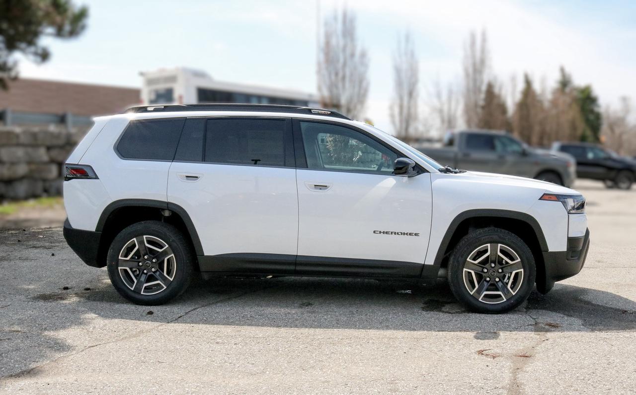 2026 Jeep Cherokee LAREDO 4x4 Photo