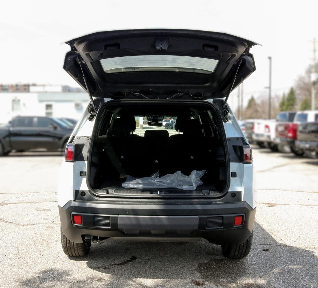 2026 Jeep Cherokee LAREDO 4x4 Photo