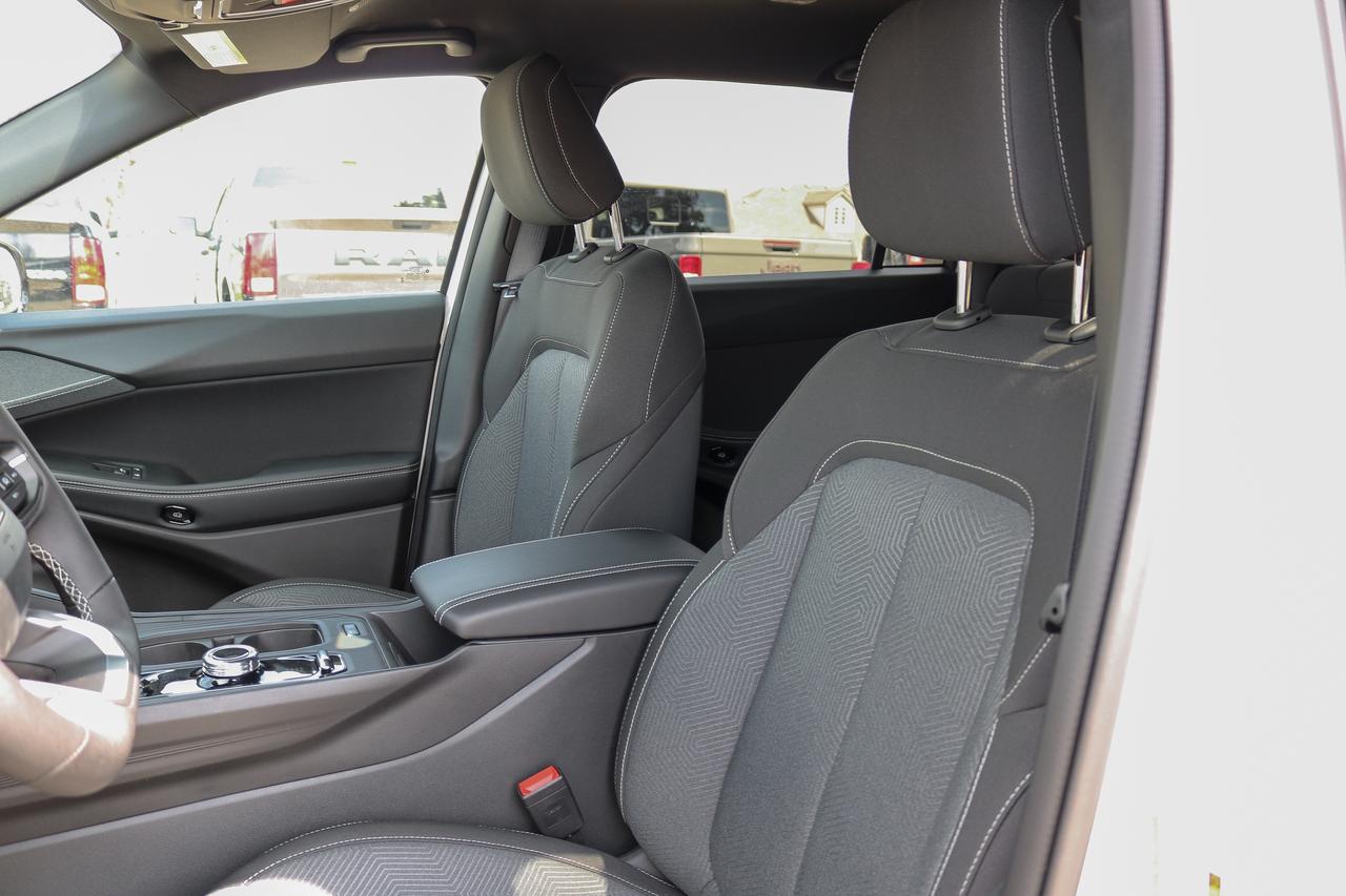2026 Jeep Cherokee LAREDO 4x4 Photo