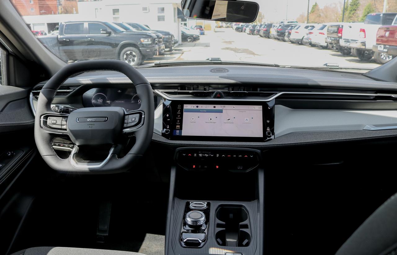 2026 Jeep Cherokee LAREDO 4x4 Photo