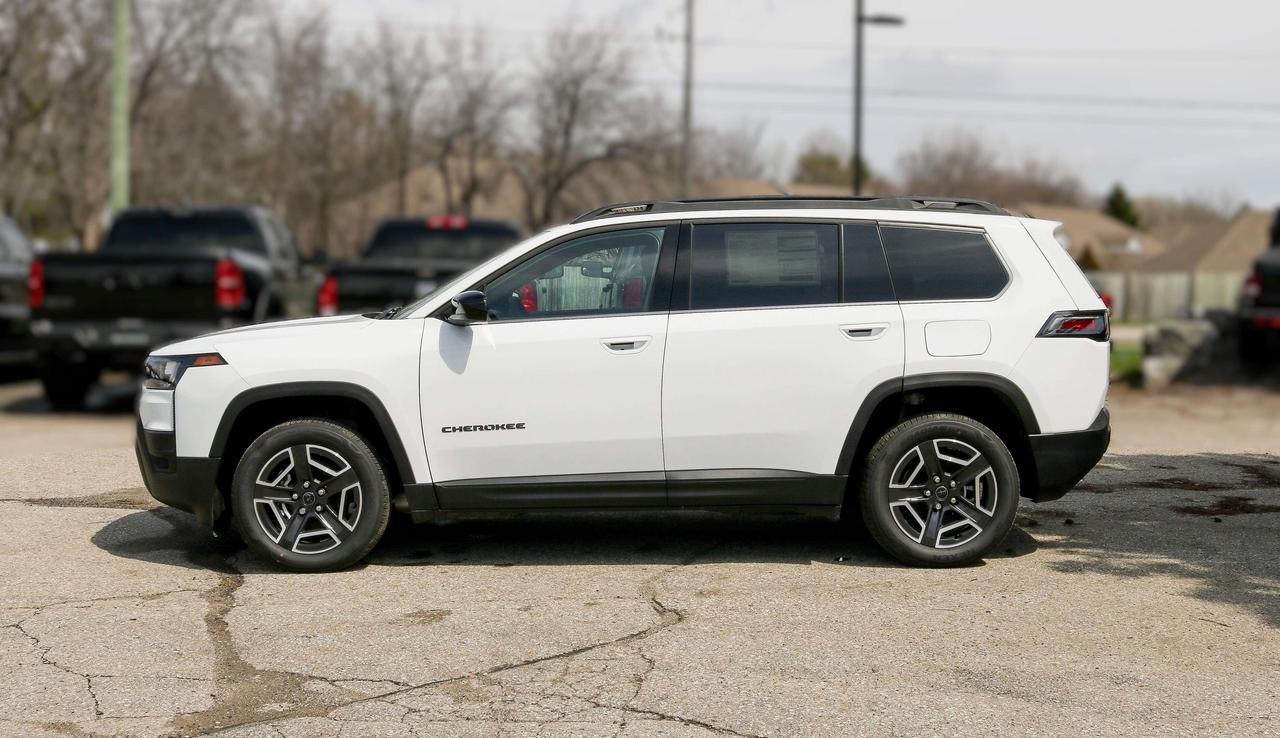 2026 Jeep Cherokee LAREDO 4x4 Photo