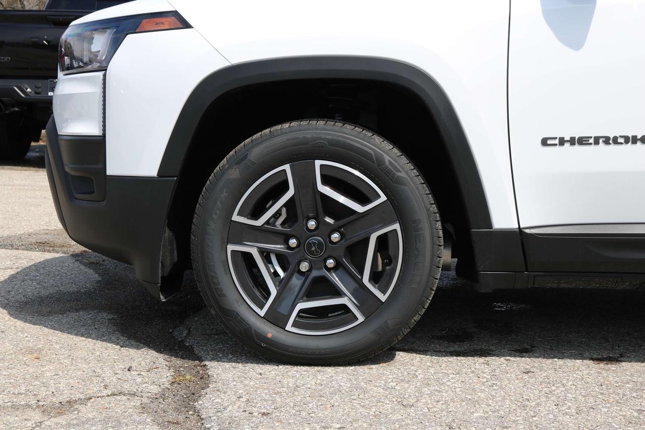 2026 Jeep Cherokee LAREDO 4x4 Photo