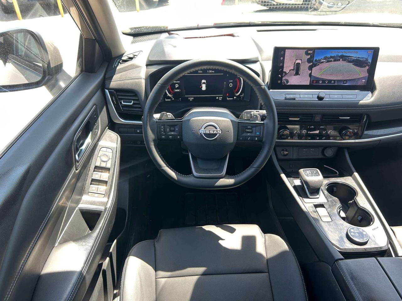 2025 Nissan Rogue SL, CLEAN CARFAX, SUNROOF, REMOTE START, NAV! Photo