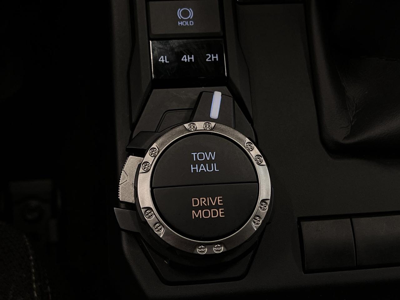 2025 Toyota 4Runner 4X4 |7-PASS |HTD SEATS | CARPLAY |ALLOYS | TOW PKG Photo