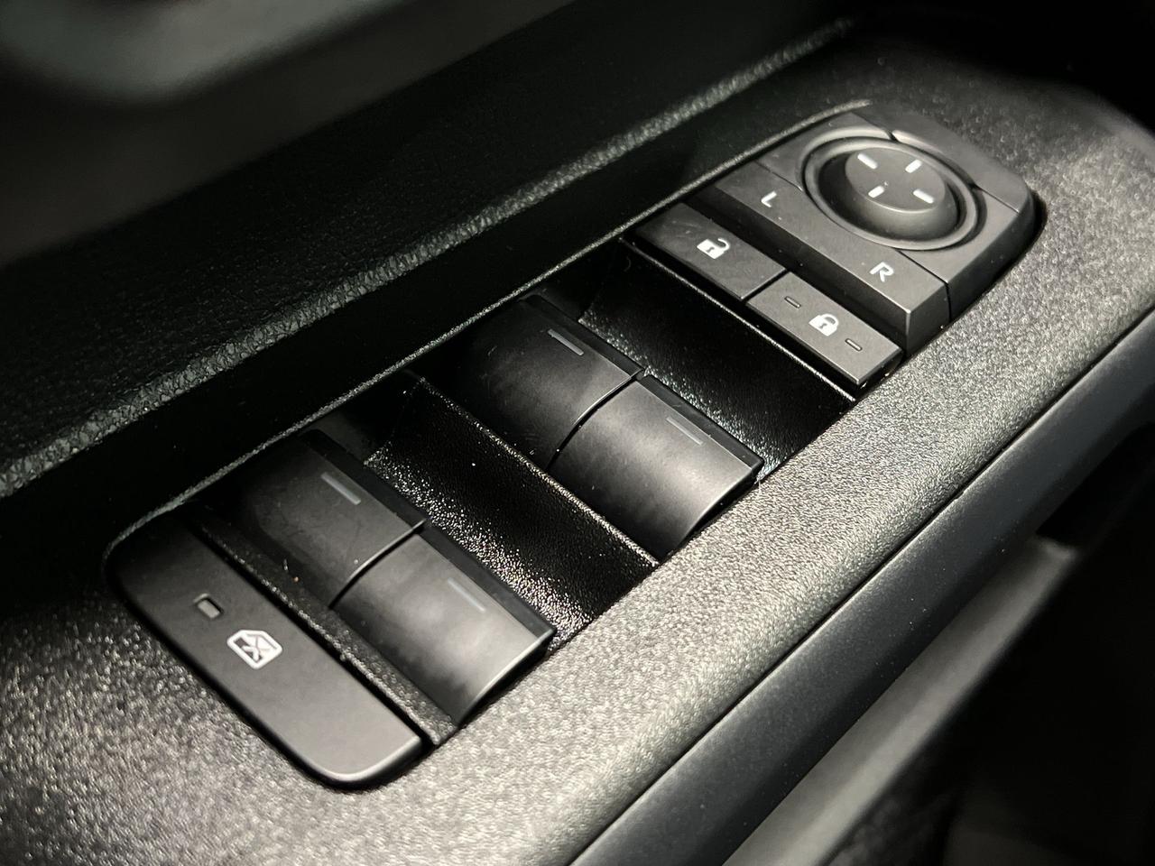 2025 Toyota 4Runner 4X4 |7-PASS |HTD SEATS | CARPLAY |ALLOYS | TOW PKG Photo