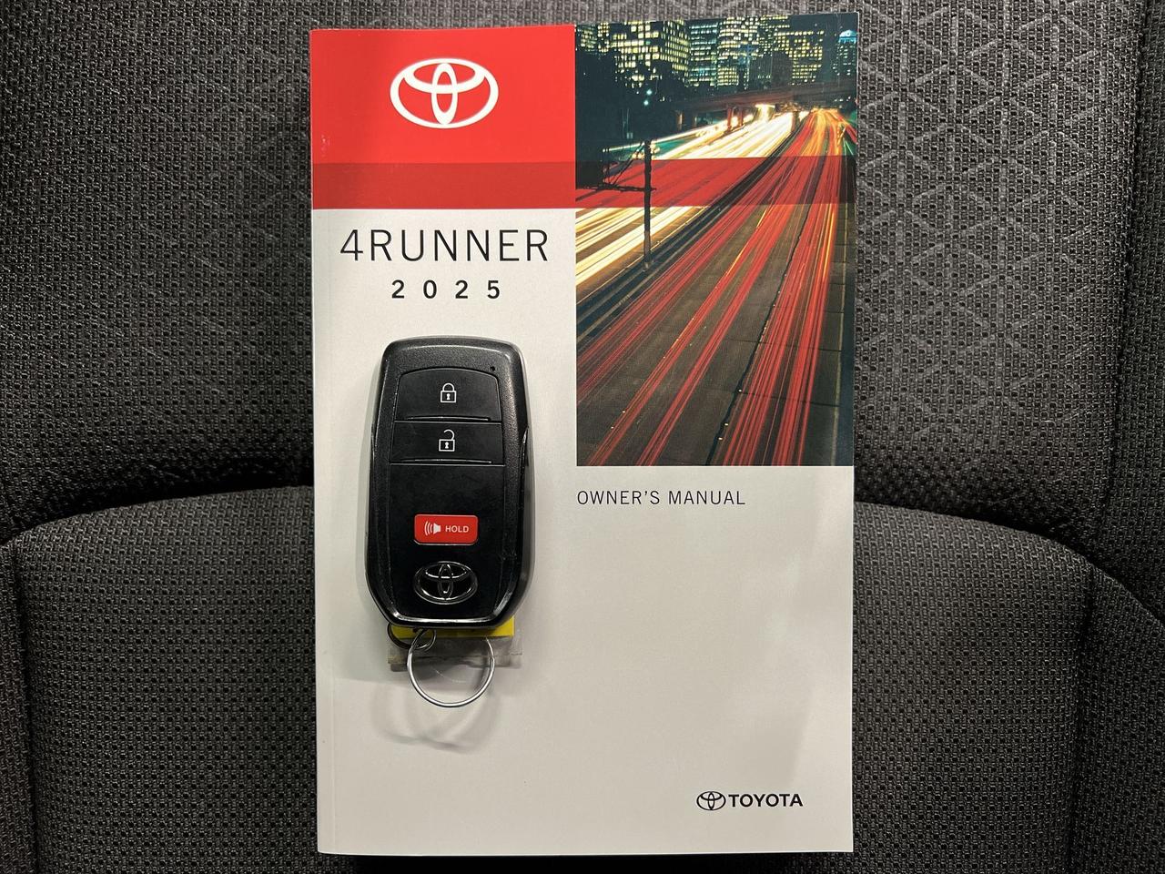 2025 Toyota 4Runner 4X4 |7-PASS |HTD SEATS | CARPLAY |ALLOYS | TOW PKG Photo