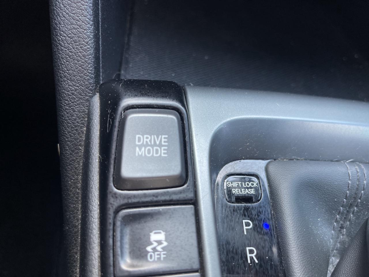 2020 Hyundai Veloster SUNROOF / LEATHER / BLUETOOTH Photo