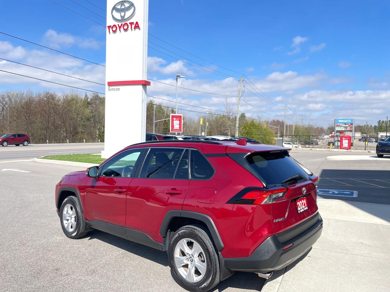 2021 Toyota RAV4 XLE Photo4
