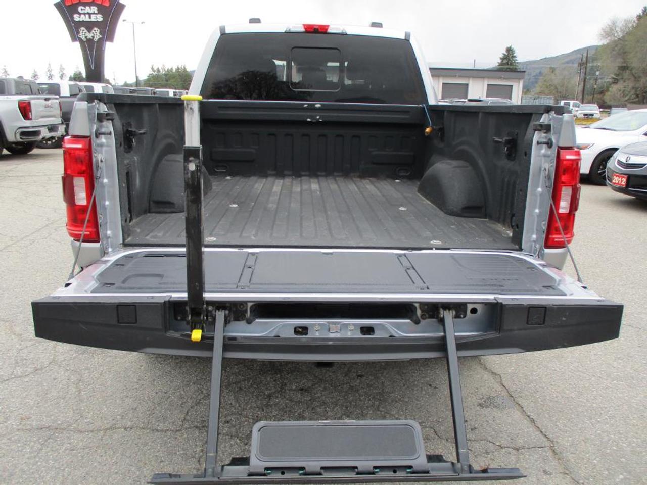 2022 Ford F-150 XLT 302A 4X4 - Photo #9