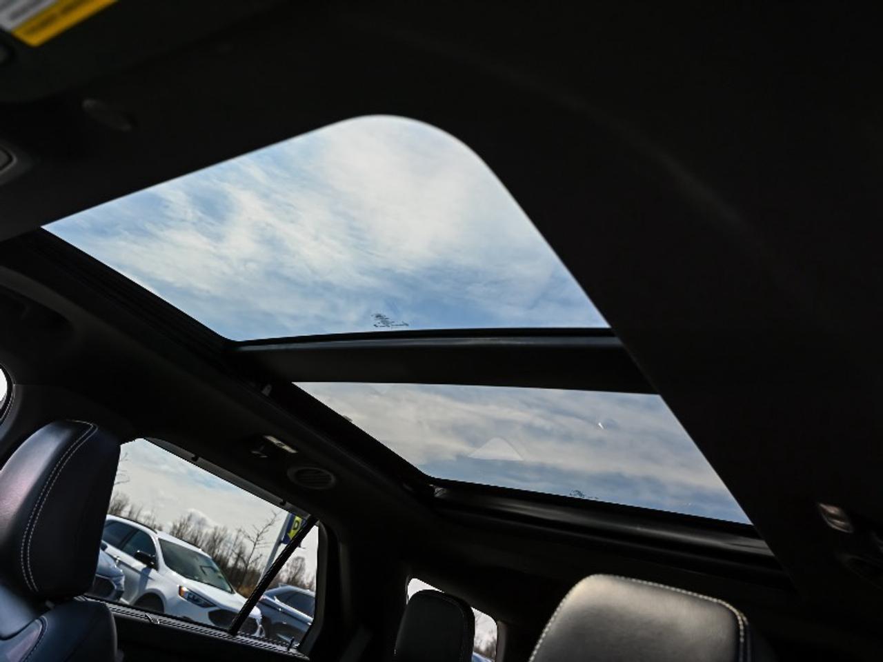 2023 Ford Explorer ST Photo