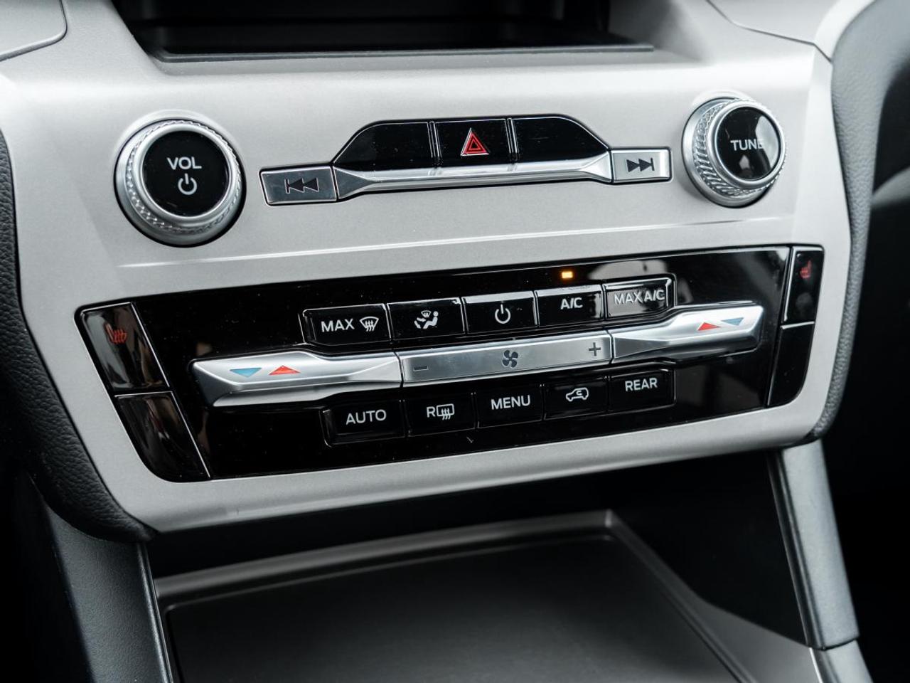 2023 Ford Explorer XLT Photo