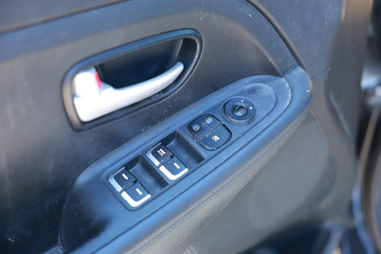 2015 Kia Rondo 4dr Wgn Auto EX Photo