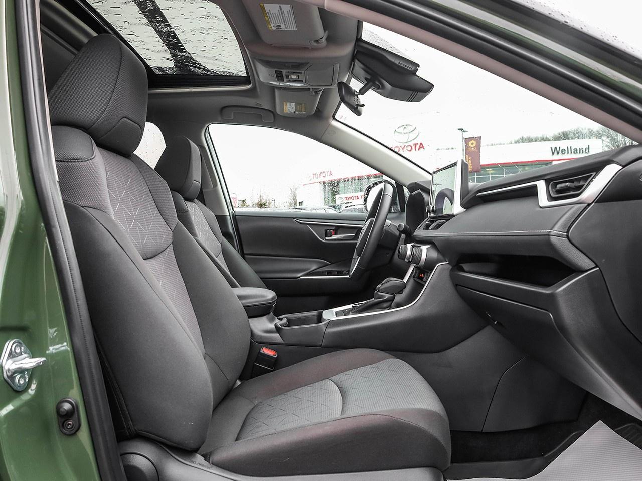 2025 Toyota RAV4 Hybrid XLE Photo