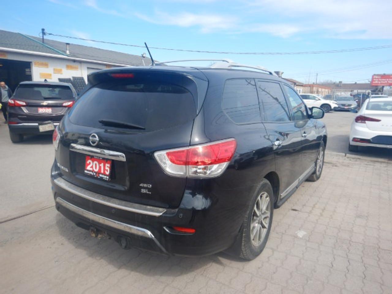 2015 Nissan Pathfinder SL Photo