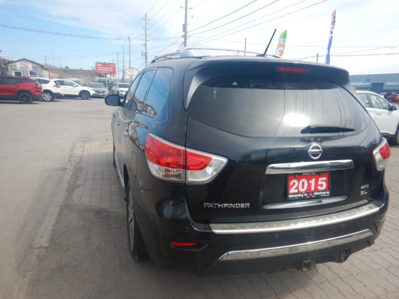 2015 Nissan Pathfinder SL Photo