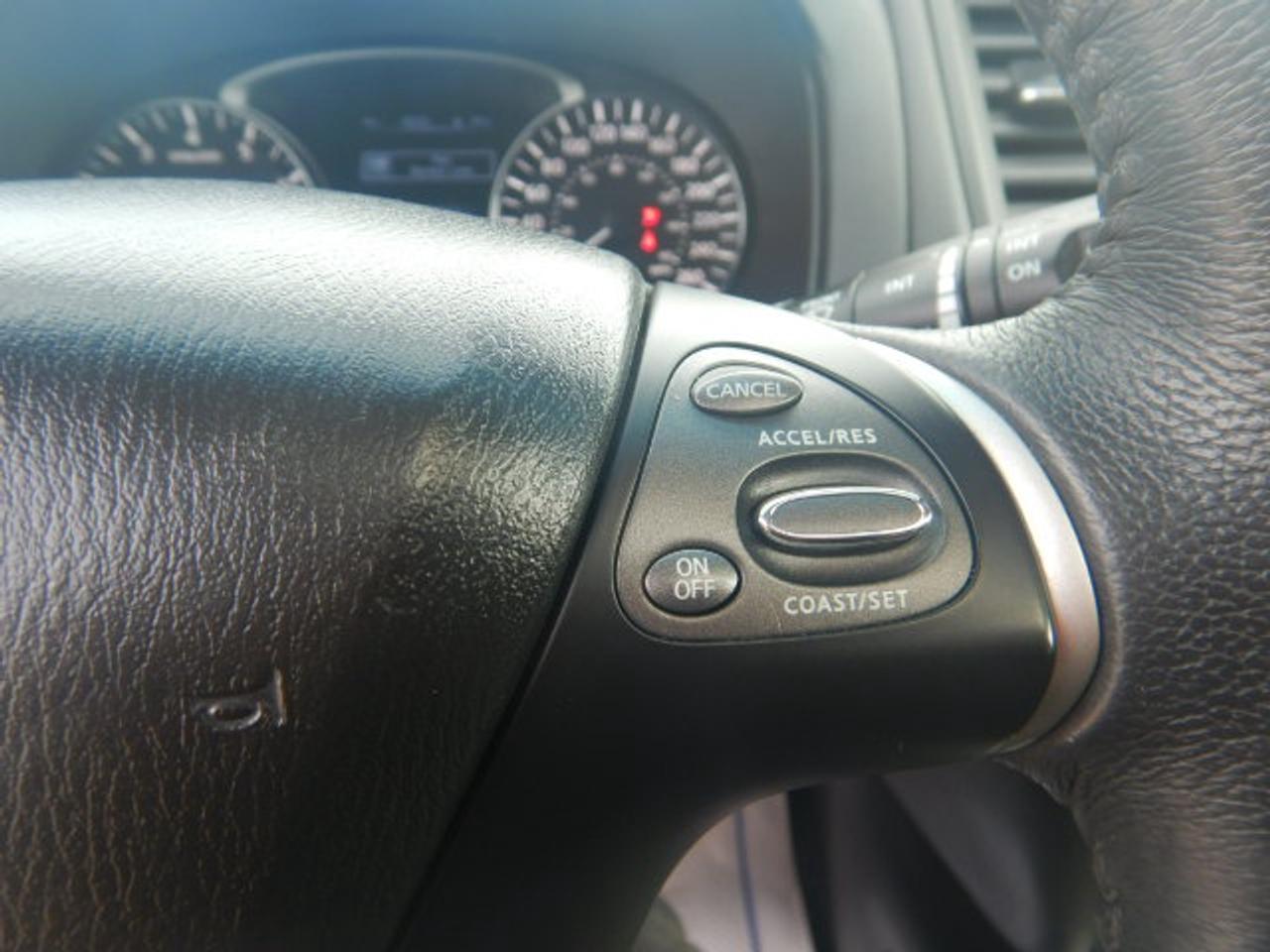 2015 Nissan Pathfinder SL Photo