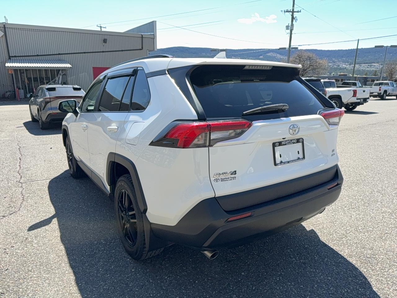 2020 Toyota RAV4 LE Photo4