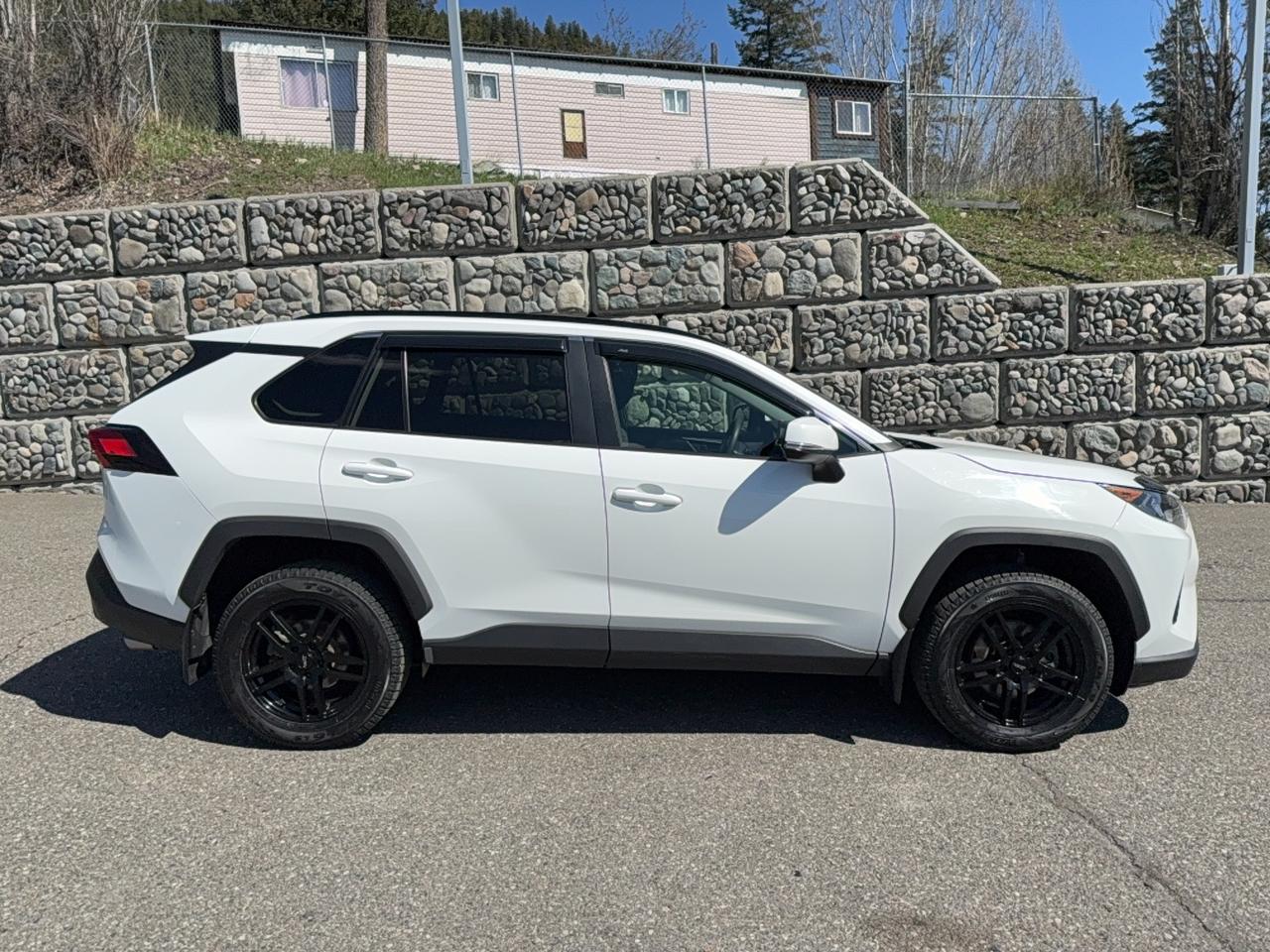 2020 Toyota RAV4 LE Photo