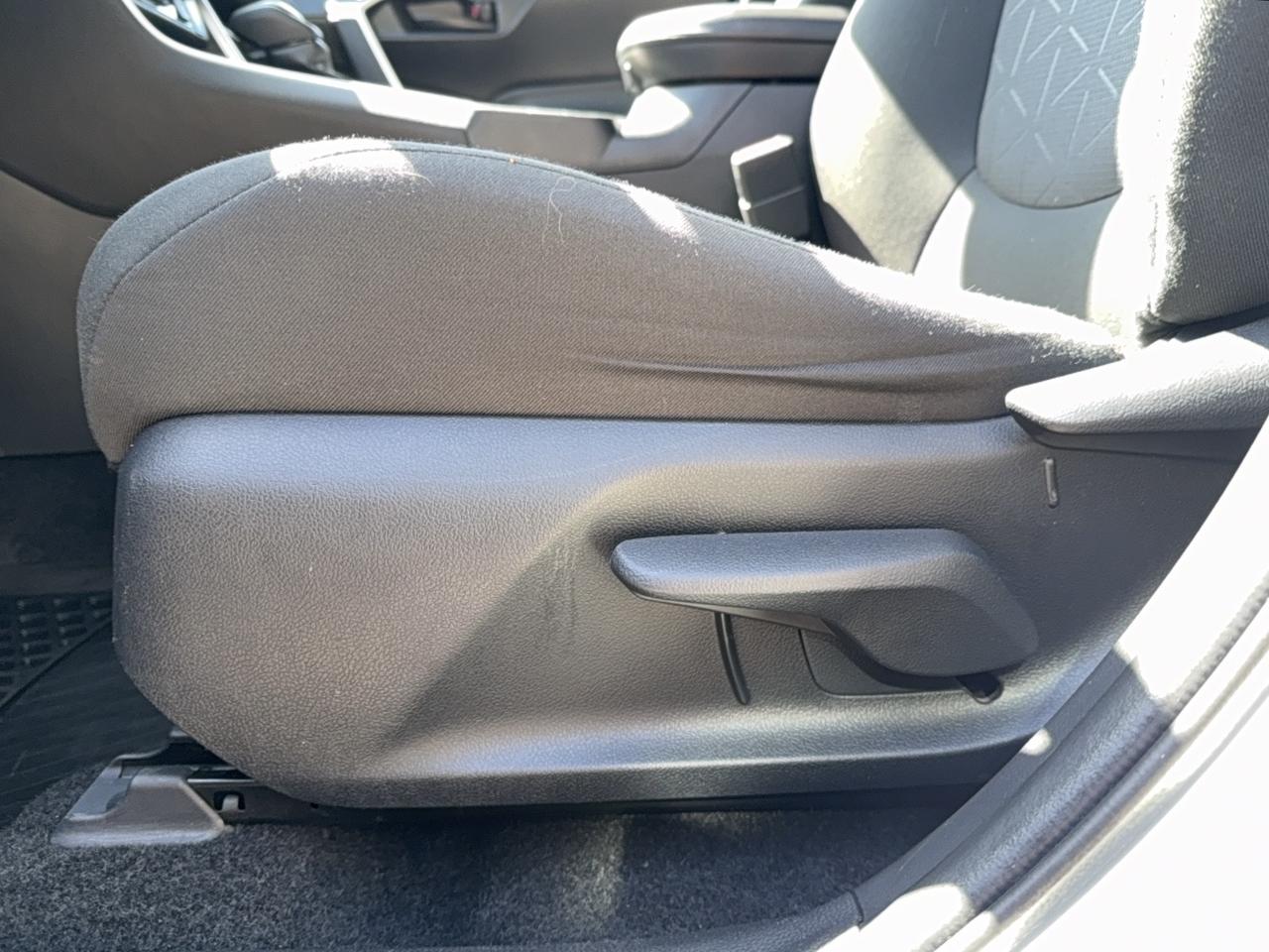 2020 Toyota RAV4 LE Photo