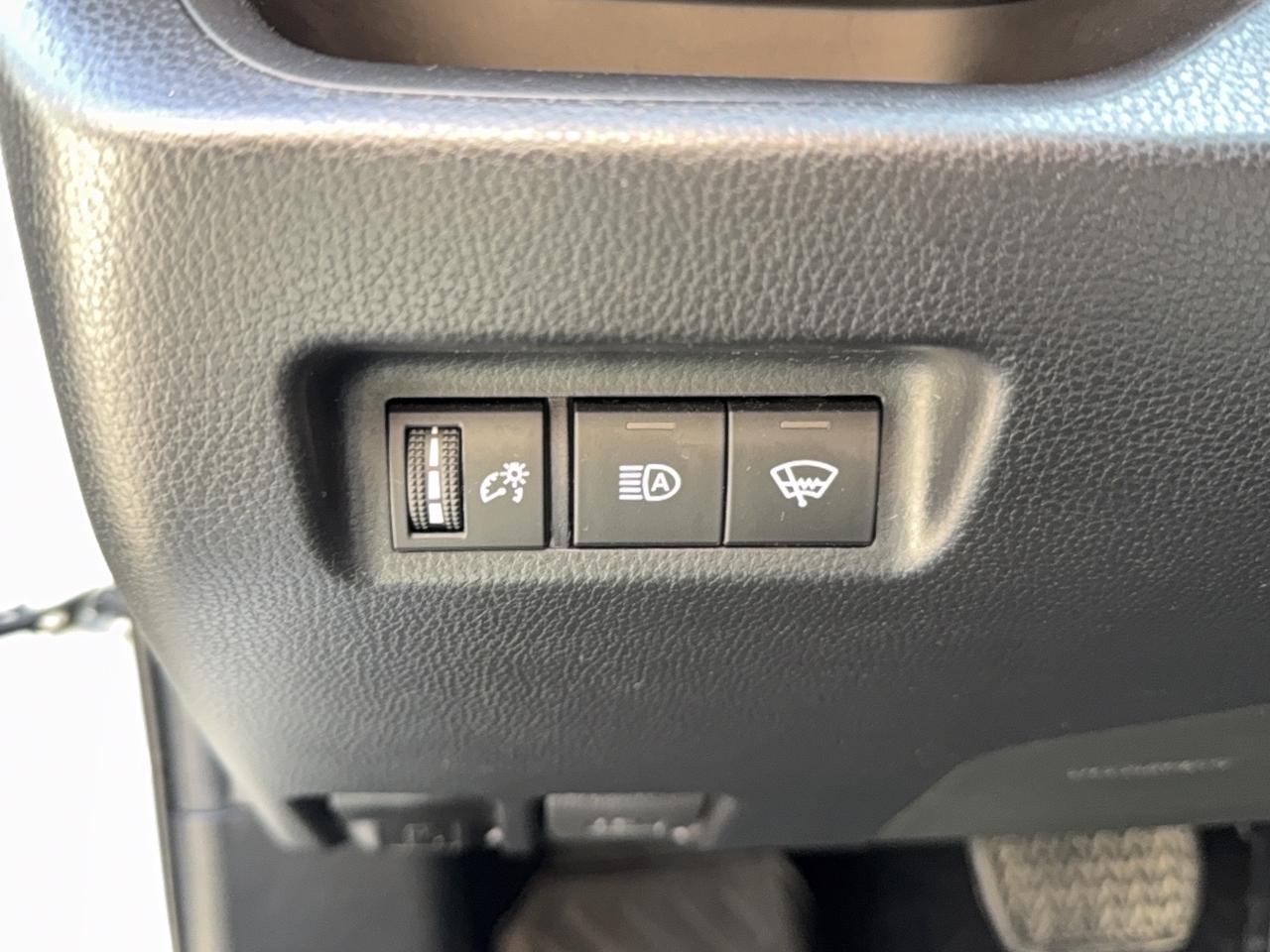 2020 Toyota RAV4 LE Photo