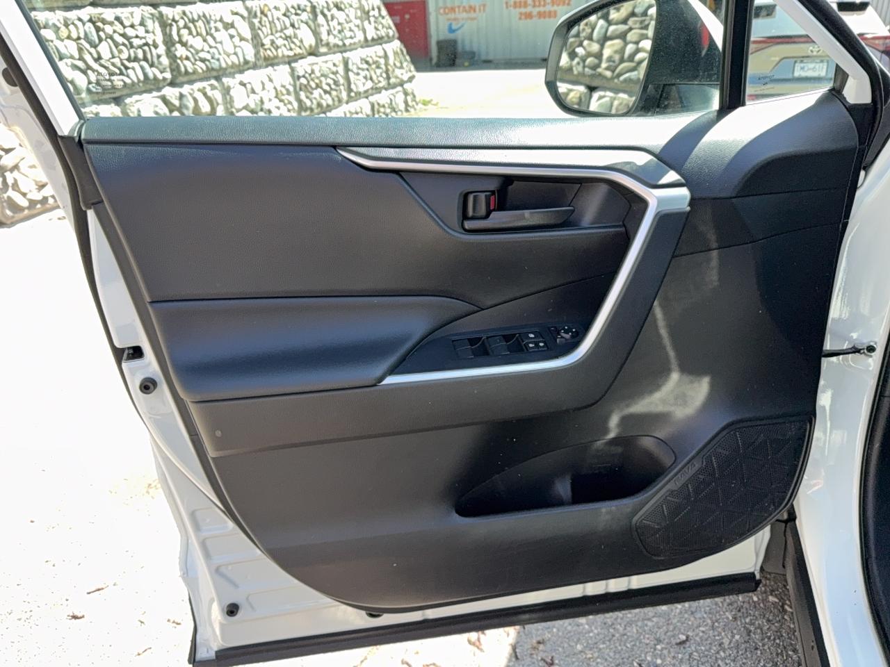 2020 Toyota RAV4 LE Photo
