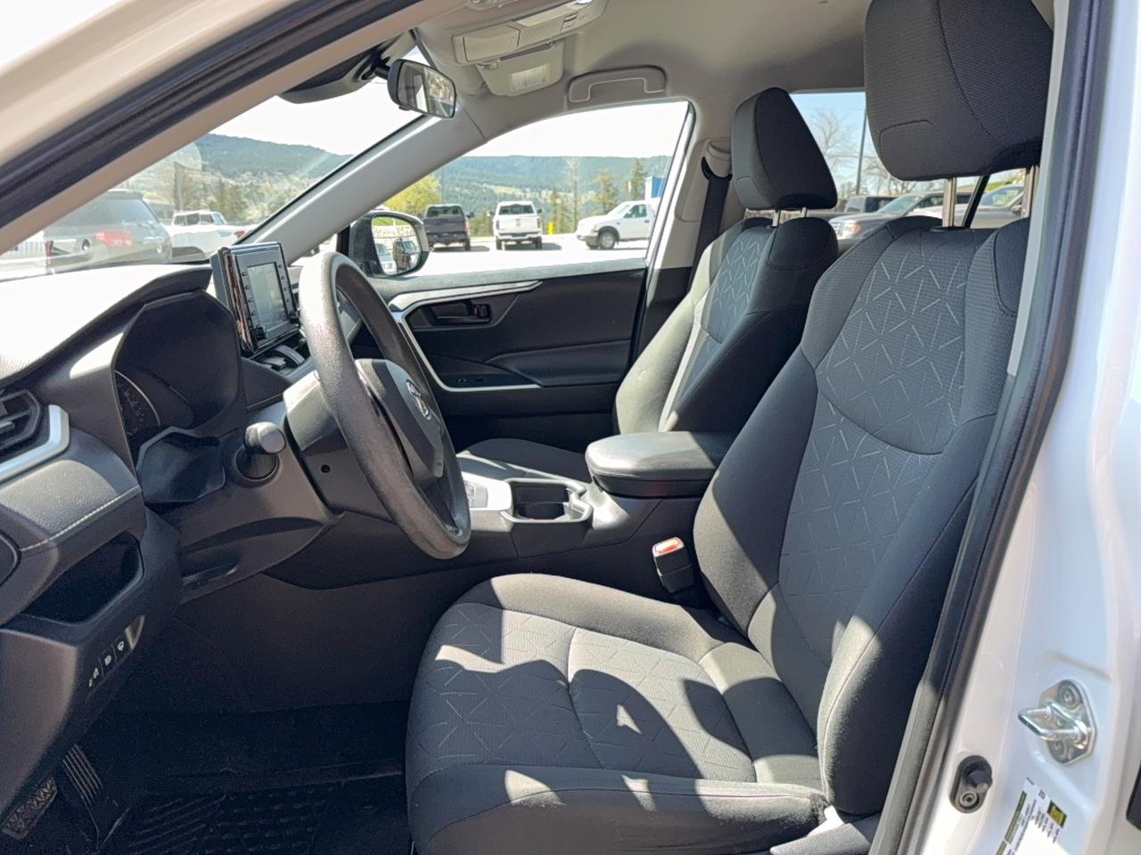 2020 Toyota RAV4 LE Photo
