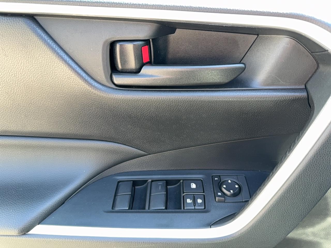 2020 Toyota RAV4 LE Photo
