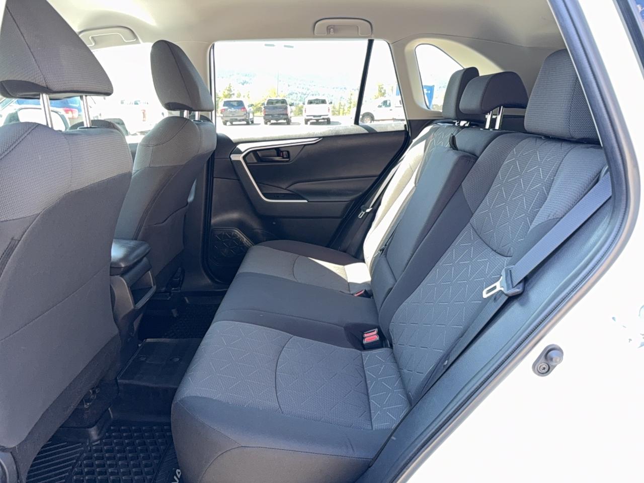2020 Toyota RAV4 LE Photo