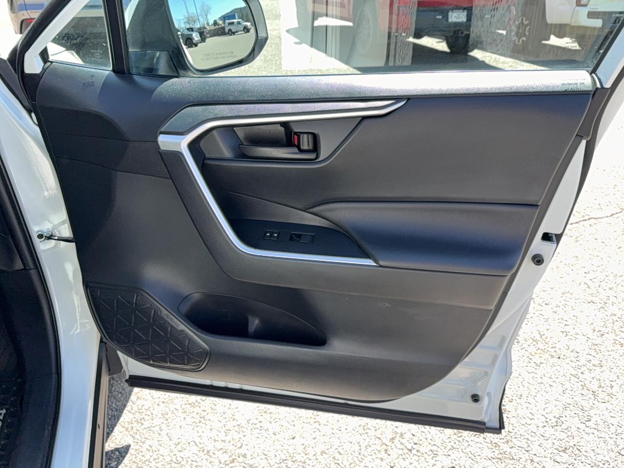 2020 Toyota RAV4 LE Photo