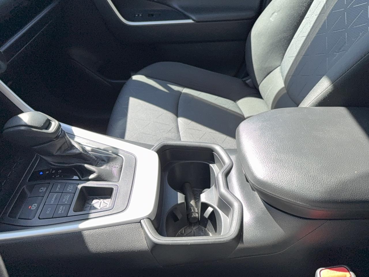 2020 Toyota RAV4 LE Photo