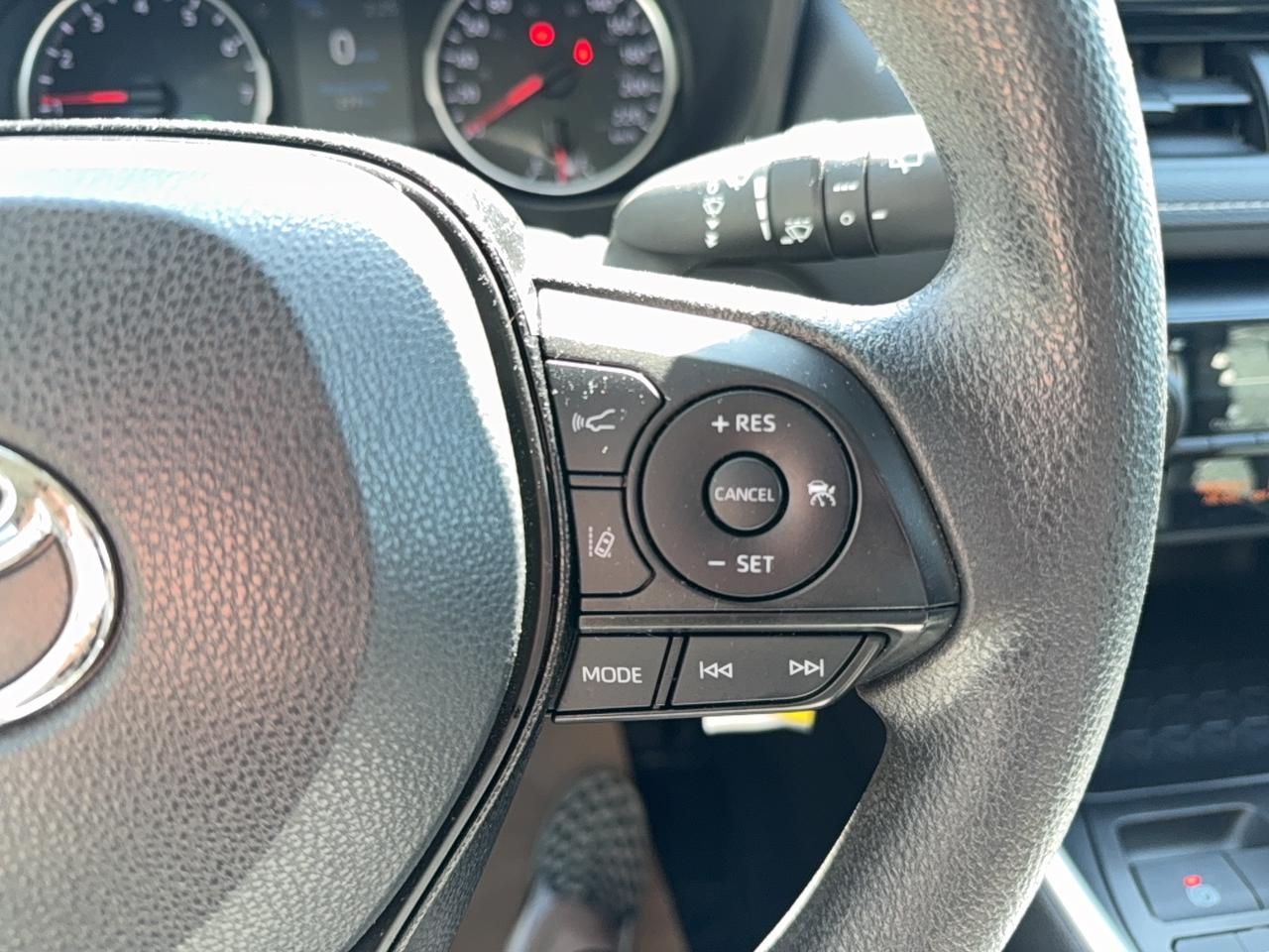 2020 Toyota RAV4 LE Photo