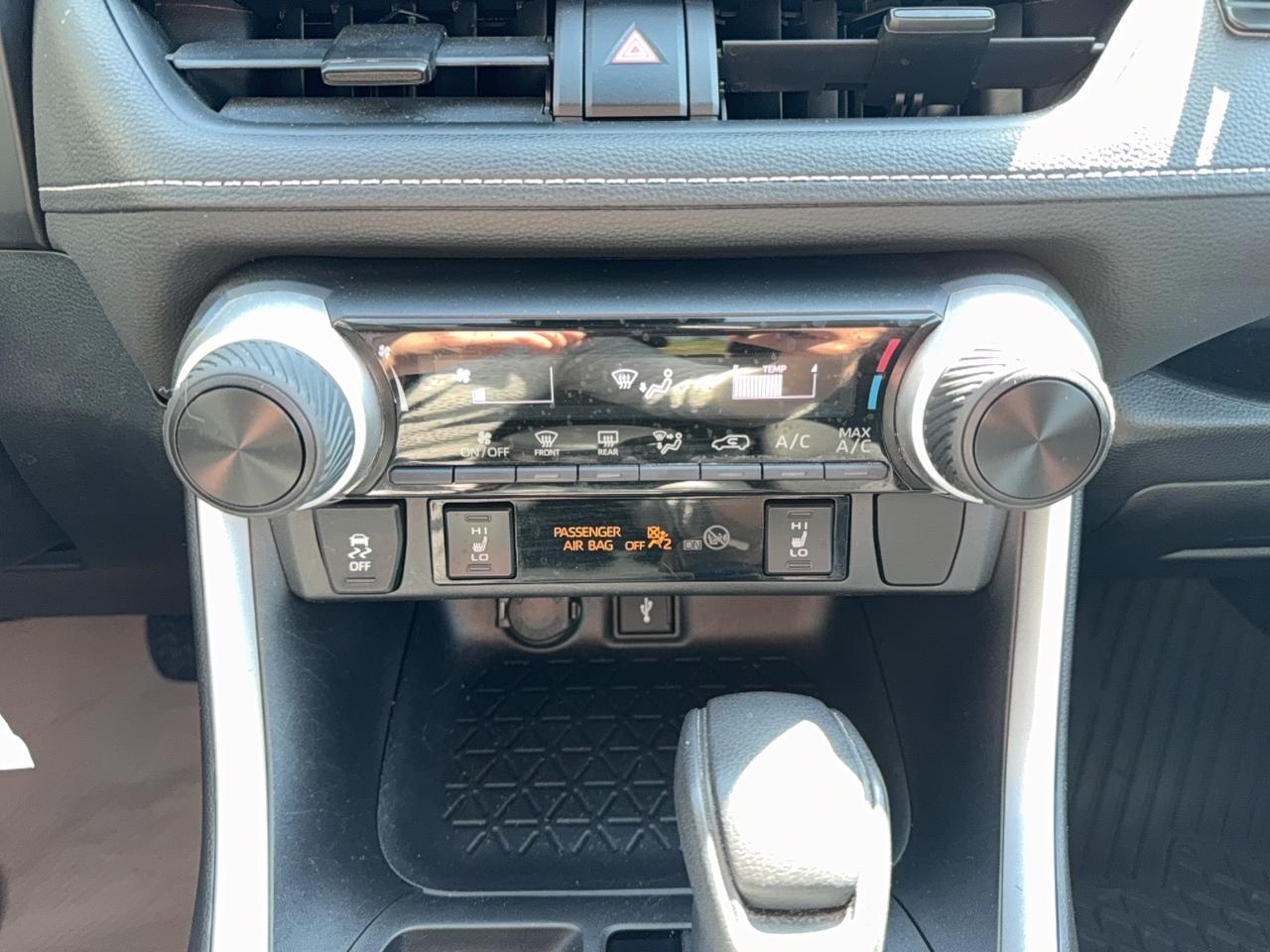 2020 Toyota RAV4 LE Photo