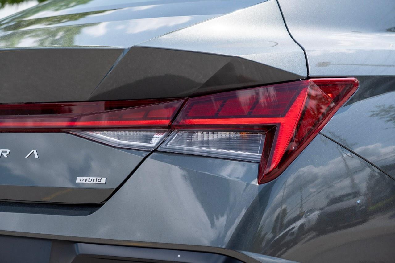 2025 Hyundai Elantra Hybrid Luxury DCT Photo