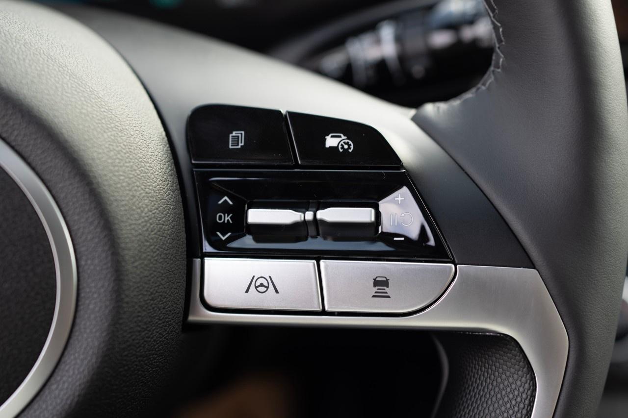2025 Hyundai Elantra Hybrid Luxury DCT Photo