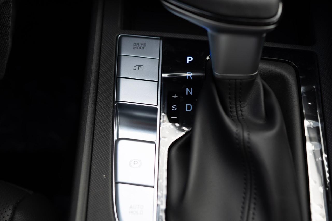2025 Hyundai Elantra Hybrid Luxury DCT Photo