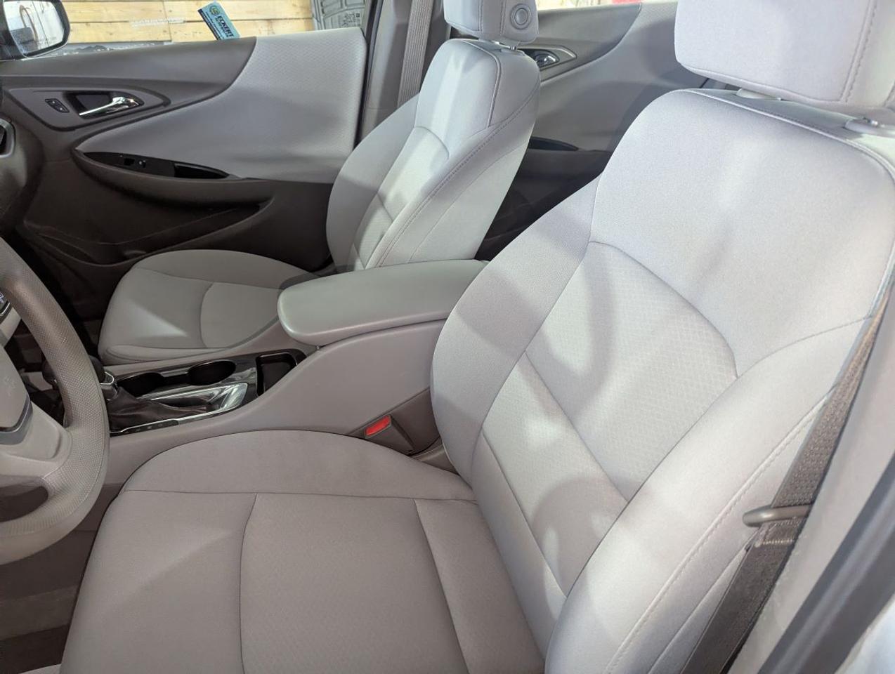 2021 Chevrolet Malibu LS LOW LOW KILOMETERS!! Photo