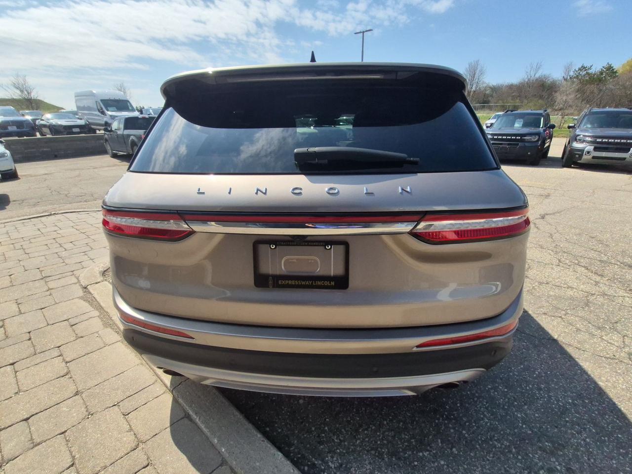 2020 Lincoln Corsair RESERVE, HEATED STEERING WHEEL, TECH PACKAGE! Photo2