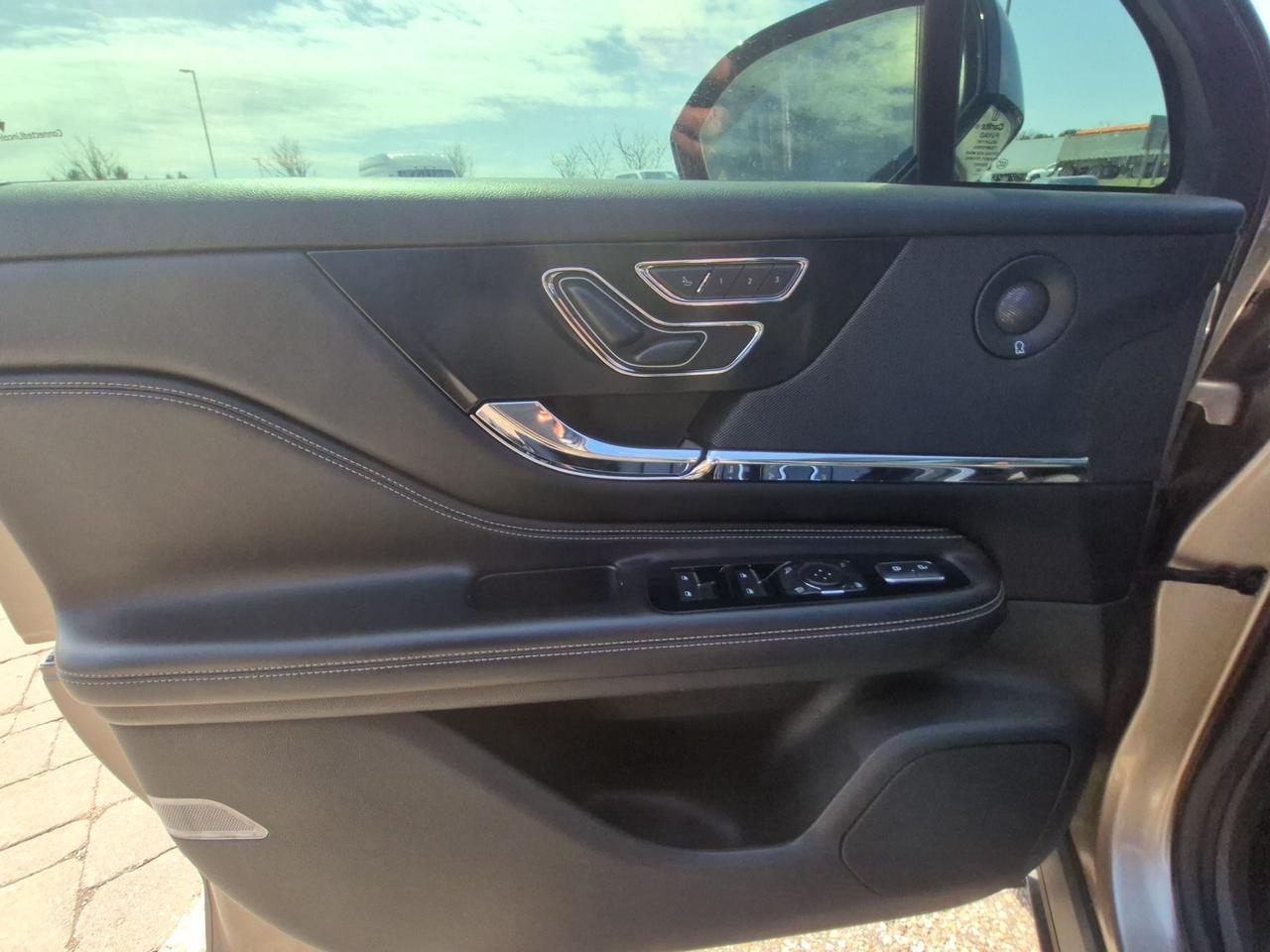 2020 Lincoln Corsair RESERVE, HEATED STEERING WHEEL, TECH PACKAGE! Photo