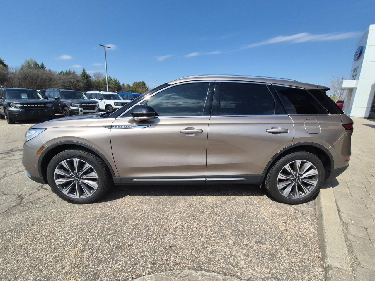 2020 Lincoln Corsair RESERVE, HEATED STEERING WHEEL, TECH PACKAGE! Photo3