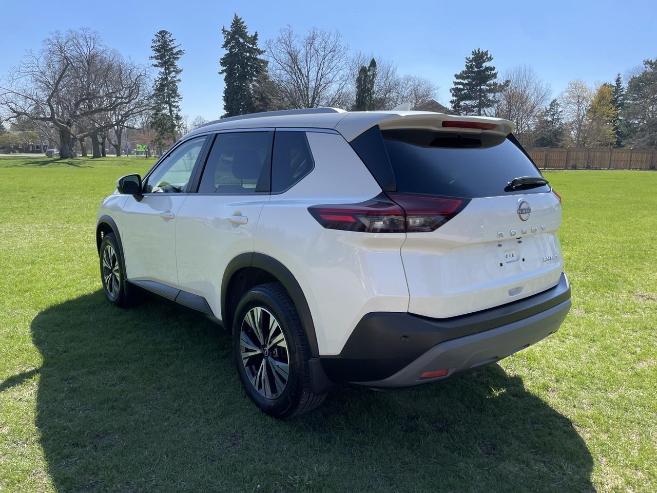 2023 Nissan Rogue SV Moonroof AWD *One Owner Photo3