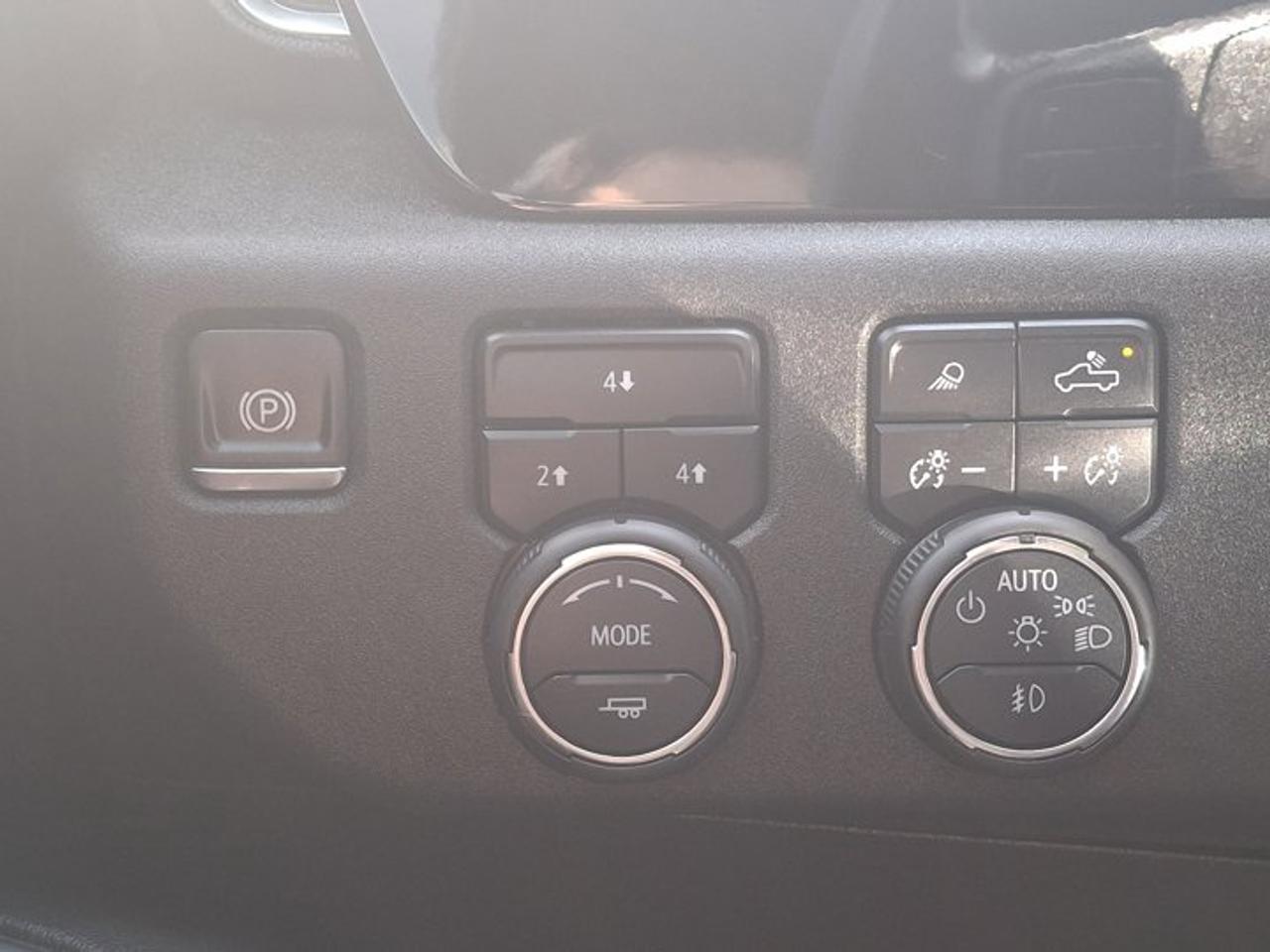 2024 Chevrolet Silverado 2500 HD LT Crew 4X4 | Diesel | Z71 Sport | Leather | Sunroof | 360 Camera | Heated Wheel + Seats | and More! Photo