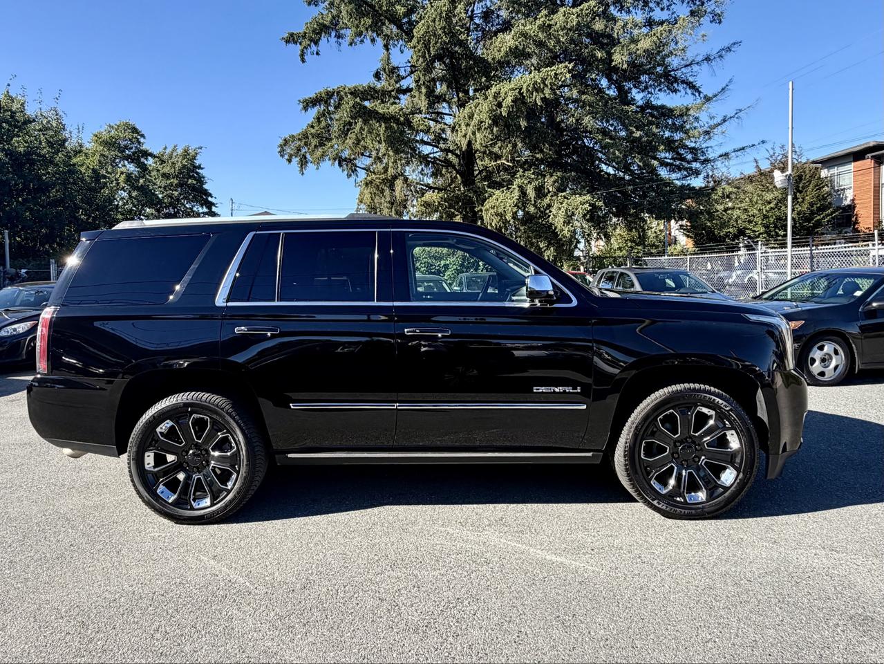 2019 GMC Yukon DENALI FINANCING AVAILABLE Photo3
