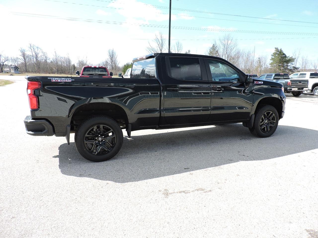 2024 Chevrolet Silverado 1500 LT/ Trail Boss 6.2L 4X4 Z71 Only 56000 KMS Photo4
