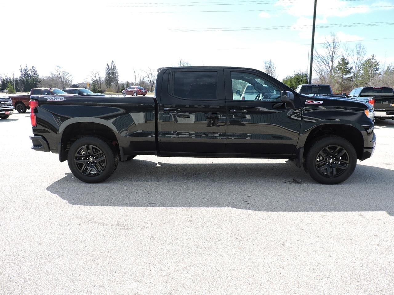 2024 Chevrolet Silverado 1500 LT/ Trail Boss 6.2L 4X4 Z71 Only 56000 KMS Photo3