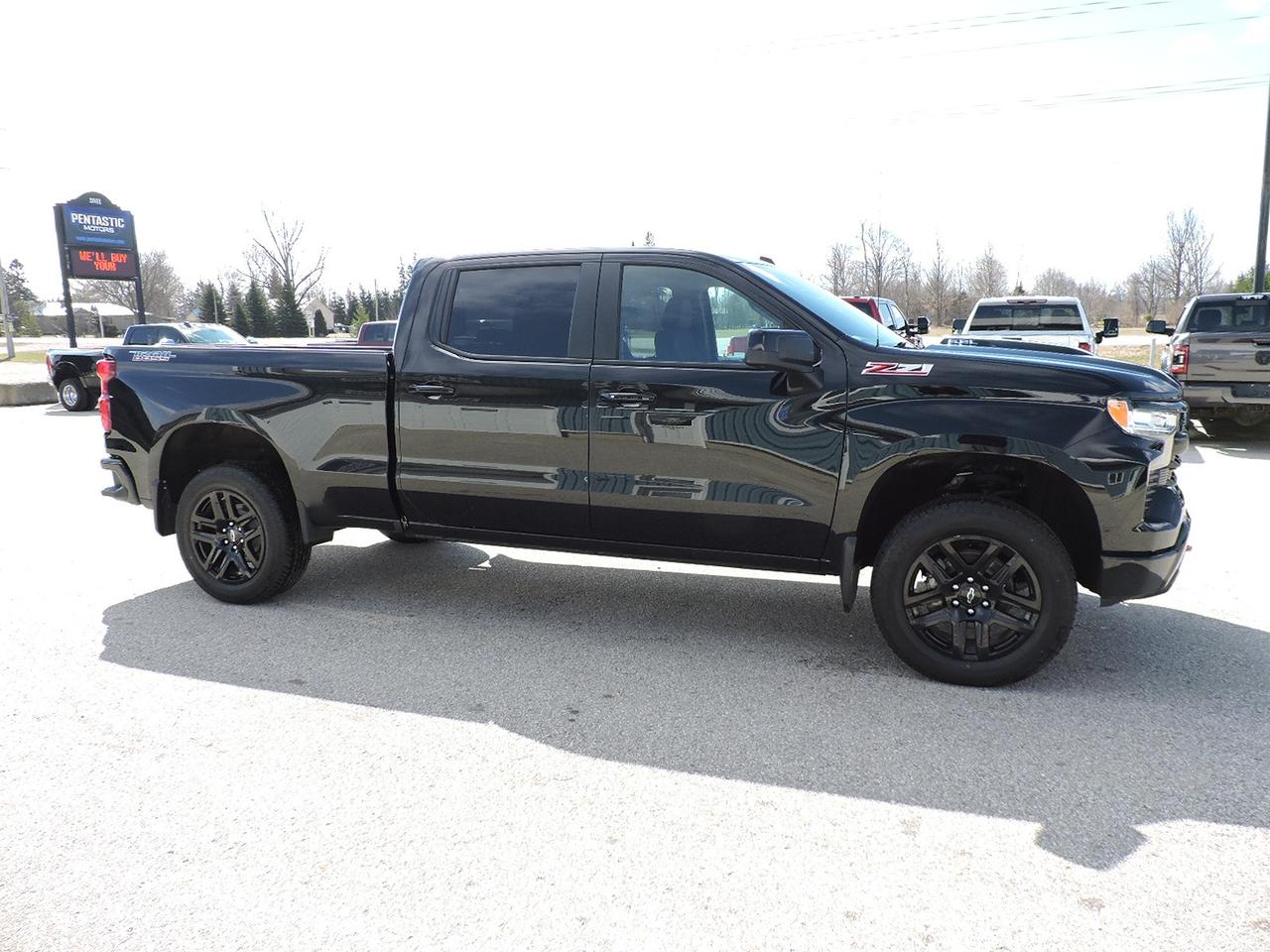 2024 Chevrolet Silverado 1500 LT/ Trail Boss 6.2L 4X4 Z71 Only 56000 KMS Photo2