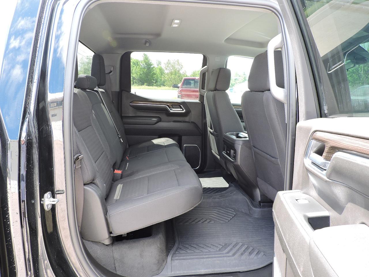 2024 Chevrolet Silverado 1500 LT/ Trail Boss 6.2L 4X4 Z71 Only 56000 KMS Photo