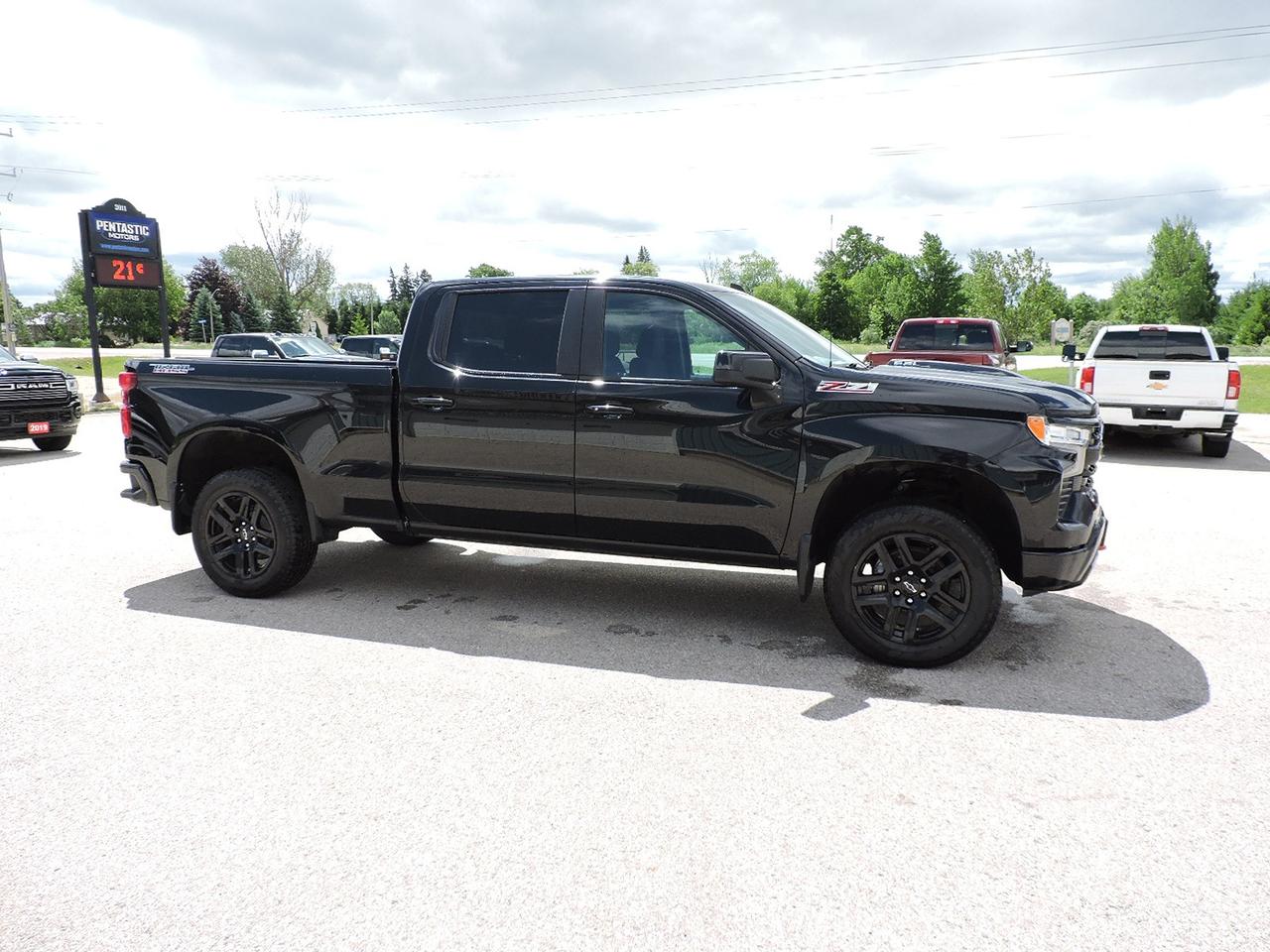 2024 Chevrolet Silverado 1500 LT/ Trail Boss 6.2L 4X4 Z71 Only 56000 KMS Photo