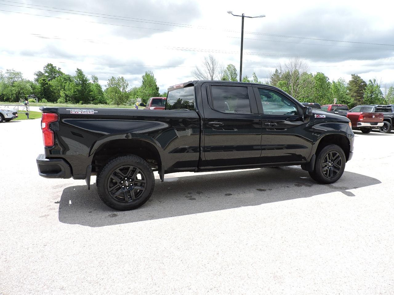 2024 Chevrolet Silverado 1500 LT/ Trail Boss 6.2L 4X4 Z71 Only 56000 KMS Photo