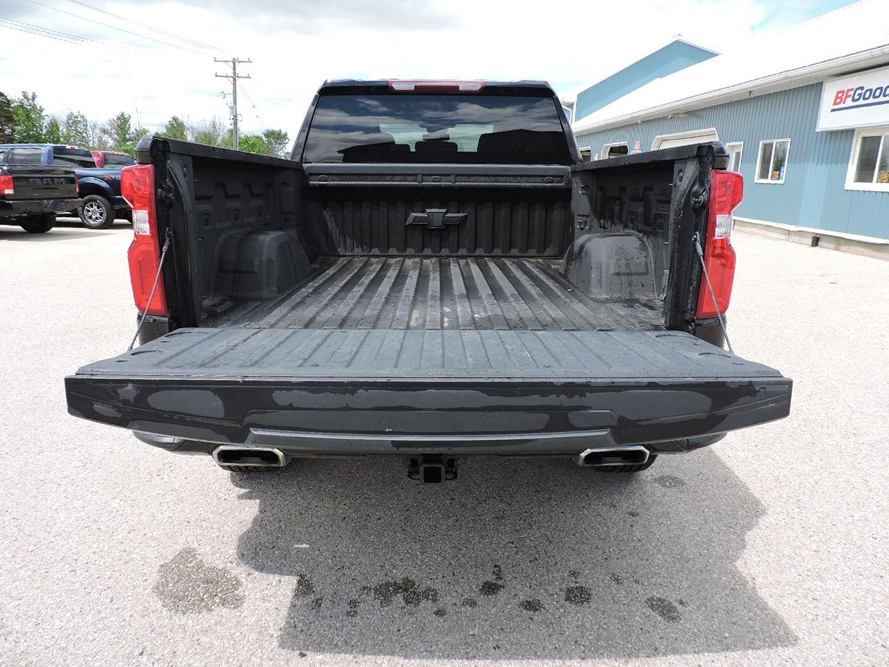 2024 Chevrolet Silverado 1500 LT/ Trail Boss 6.2L 4X4 Z71 Only 56000 KMS Photo
